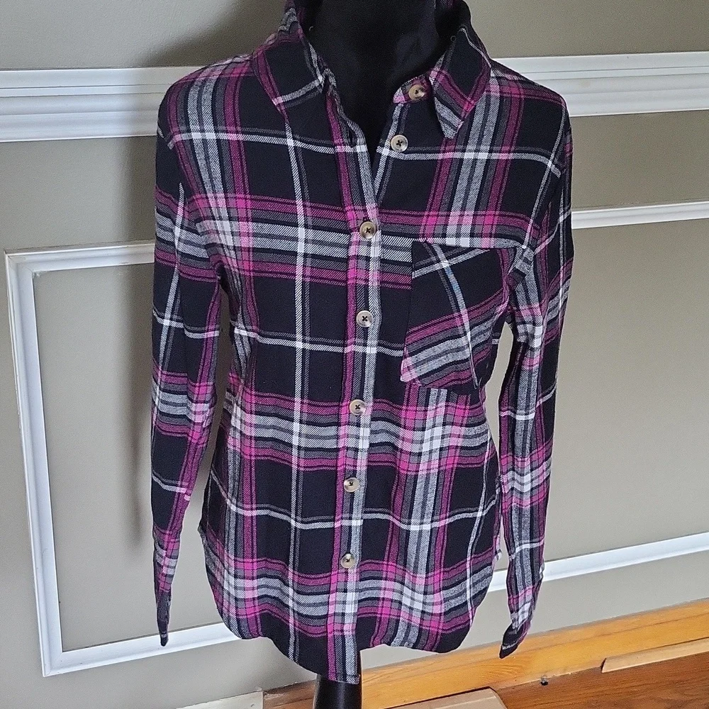 Canada Weathergear Plaid Button-Up Shirt in Black and Pink Size Medium